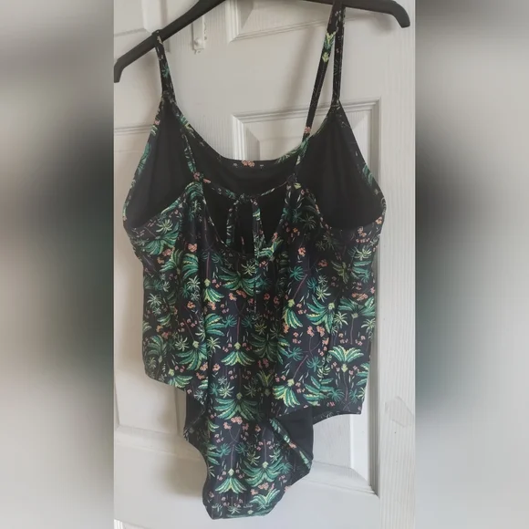 Old Navy Plus Size Tropical Print Women's Swimsuit - Picture 5 of 14